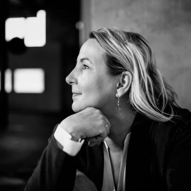 Solange ich es nicht laut ausspreche - ist es nicht wahr...

Kennst Du das?

Wir durchleben Phasen im Leben, die uns fordern, wir halten durch, warten ab, wir kämpfen, wir machen und lassen das Leben passieren.

Vieles ist uns bewusst. Vieles ist uns unbewusst.
In schwierigen Phasen hilft es sehr, wenn wir Freunde haben, die uns unterstützen. Es hilft uns, wenn sie uns trösten. Es hilft, wenn sie an unserer Seite sind, uns aufheitern, uns stärken.

Es hilft, wenn sie loyal an unserer Seite stehen und Du genau weißt, dass niemand in ihrer Nähe nur ein schlechtes Wort über Dich fallen lassen darf. 
Es hilft, wenn sie in die gleiche Richtung schauen.

Sie kämpfen für Dich, auch wenn Du nicht dabei bist.
Sie sind bei Dir - auch wenn Du gerade nicht da bist.

Das sind Gefährten.

Ein wahrer Gefährte spricht aber auch aus, wenn Du etwas nicht siehst.

Abwartend - ob Du vorübergehend "blind" bist - abwartend und raumgebend. Denn wir alle haben den freien Willen. 

Ein wahrer Gefährte erlaubt sich auszusprechen, was Du Dir nicht erlaubst zu sehen, wenn es brenzlig wird.

Das kann schwierig sein - für beide Seiten. Doch was hilft uns jemand, der sieht, wie wir in ein Feuer laufen und die Gefahr nicht sehen?

Manchmal werden Dinge erst wahr,wenn wir sie aussprechen. Wenn wir sie aufschreiben oder teilen. 

Manchmal wollen wir nicht zuhören, manchmal schmerzt es zu sehr. 

Doch wahre Worte können heilen. Denn wenn es nichts mehr zu verbergen gibt - muss es Lösungen geben. 
Wenn Klarheit da ist - dürfen Tränen fliessen. 
Heilende Tränen.
Wenn Klarheit da ist, darf die Wut endlich heraus.

Gefühle wollen gefühlt werden...

Also was ist gerade bei Dir noch ungesehen?
Was ist bei Dir noch un-gefühlt?
Was würde wahr werden, wenn Du es aussprichst...
Und wen zählst Du zu diesen Gefährten?

#gefährten #loyalität #ehrlichkeit #freundschaft