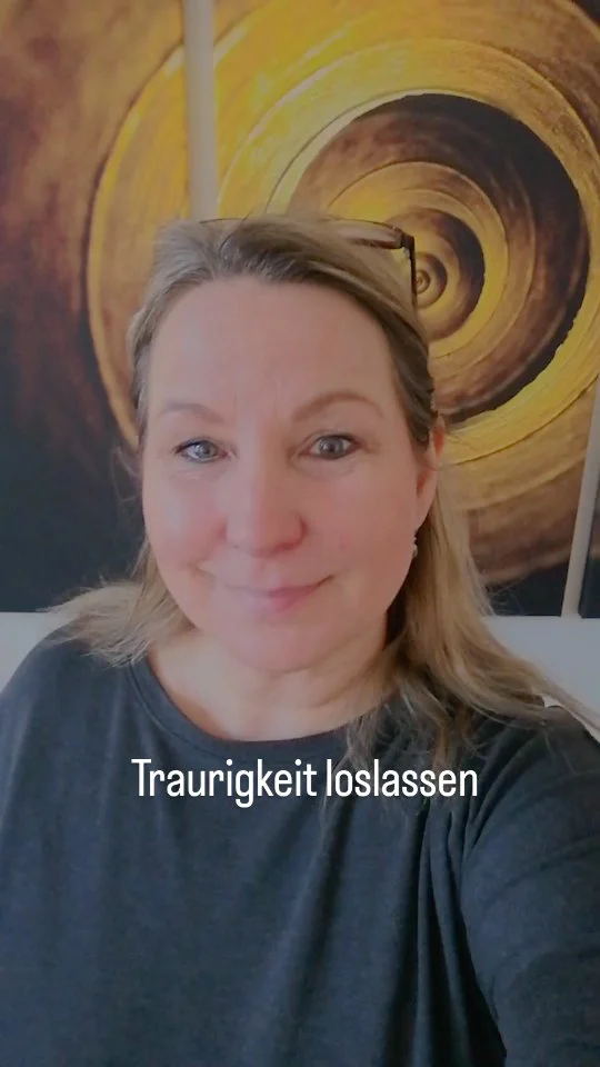 Traurigkeit loslassen.

Nimm Dir 2 Minuten für Dich.
Fahre am Schlüsselbein entlang.
Der äußerste Punkt unter dem Schulterkopf hat eine Vertiefung.
Dort massiere sanft und atme aus, was jemals war.
Lasse Dir Zeit.

Atme. 
Spüre nach.

#übung #emotionen #trauer