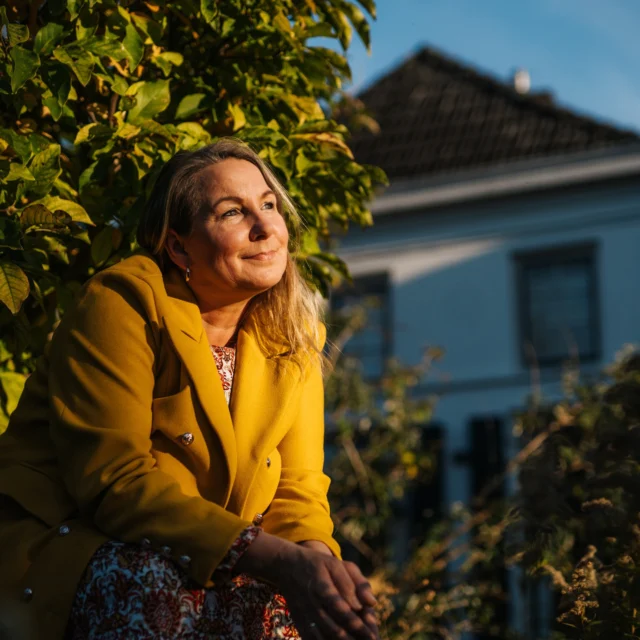 Aktuelle Energie gefällig?

Loslassen - ich weiß, ihr könnt es schon nicht mehr hören.
Doch - ja - warum nicht?

Loslassen muss nicht immer weh tun.
Loslassen ist auch nicht etwas, was man immer ganz bewusst macht.
Loslassen ist eine Form der Transformation.
So wie ein Schmetterling nicht immer den Kokon hinter sich herziehen kann, weil er auf Dauer beschwert, so können wir im Leben nicht immer alles mitnehmen. Das Leben beschreibt Veränderung. Allein die Nacht, die zum Regenerieren da ist, bleibt nicht, sie gibt ein high five zur Sonne, zum Tag, um sich zurück zu ziehen.
Jeder Tag ist neu - jeder Tag kann etwas anderes für Dich bedeuten. Also warum immer weiter an die vergangenen Nächte denken. das würde uns davon abhalten, die Sonne heute zu genießen. 
Aber wo war ich stehen geblieben. Loslassen.
Es sortiert sich gerade. Es bleibt, was bleiben mag, es geht, was gehen mag. Und das mit klaren Erkenntnissen. Und das ist wunderbar. Das Leben ist immer für Dich - erinnere Dich daran. Deine Wahrnehmung ist Dein Navi. Es führt Dich auf Deinem Weg. 
Aussortieren - klare Worte - Kontakte, die wahrhaftig sind. 
Entrümpeln der Schränke von zu viel - zu schwer - nicht mehr aktuell... 
Ballast abwerfen - körperlich - emotional - befreiend. 
Und mein reminder für Dich - DU DARFST DAS!!!

be free

#loslassen #aktuelleenergie #befreiung 

Bild: Evelyn Börgers @evelynboergers