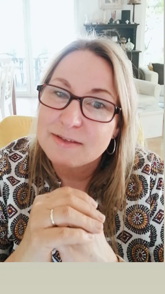 Warum halten wir so gerne an Dramen und Dingen fest, die wir als negativ einordnen?

Es gibt mehrere psychologische Gründe, warum wir uns oft besser an negative als an positive Dinge erinnern:

💜 Der Negativitätsbias:
 Dies ist eine tief verwurzelte psychologische Tendenz, bei der negative Reize und Erfahrungen einen stärkeren Einfluss auf unsere Gedanken, Gefühle und unser Gedächtnis haben als gleichwertige positive oder neutrale.
💜 Evolutionär gesehen war es für das Überleben wichtiger, sich an Bedrohungen und Gefahren zu erinnern, um diese in der Zukunft vermeiden zu können. Positive Erfahrungen waren weniger kritisch für das unmittelbare Überleben.
 💜 Neurobiologische Studien zeigen, dass negative Reize eine stärkere Reaktion im Gehirn auslösen, insbesondere in der Amygdala, die eine Schlüsselrolle bei der Verarbeitung von Emotionen und der Gedächtnisbildung spielt.
💜 Stärkere emotionale Reaktion:
 Negative Ereignisse rufen oft stärkere emotionale Reaktionen hervor als positive. Diese intensiveren Emotionen führen dazu, dass die Ereignisse tiefer im Gedächtnis verankert werden.
 💜 Erinnerungen, die mit starken Emotionen verbunden sind, werden tendenziell lebendiger und detaillierter gespeichert und sind daher leichter abzurufen .
💜 Seltenheit negativer Ereignisse:
 Im Allgemeinen sind positive Ereignisse im Alltag häufiger als negative. Die Seltenheit negativer Ereignisse macht sie daher einzigartiger und auffälliger, was zu einer besseren Erinnerung beitragen kann.
 Das Unerwartete und vom Normalen Abweichende wird eher erinnert.
💜 Verarbeitungstiefe:
 Wir neigen dazu, negative Ereignisse intensiver zu verarbeiten und darüber nachzudenken, um ihre Ursachen und Konsequenzen zu verstehen und zukünftige ähnliche Situationen zu vermeiden. Diese tiefere Verarbeitung führt zu einer besseren Enkodierung im Gedächtnis.
💜 Positive Ereignisse werden oft als selbstverständlich hingenommen und weniger intensiv reflektiert.
💜Negative Erzählungen bekommen oft mehr Aufmerksamkeit 

#negativbias #emotionen #selbstkritik #selbsterkenntnis