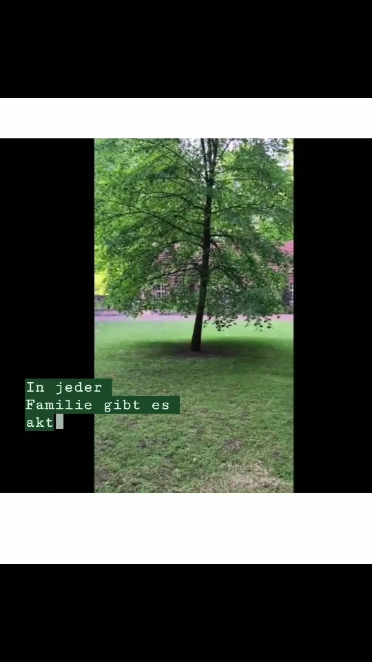 Hey Liebes....
Hey mein Lieber

In jeder Familie gibt es aktuell einen Pionier, eine Pionierin, die Wege geht, die niemand zuvor gegangen ist.
In jedem Freundeskreis gibt es Pioniere, die Dinge anders tun, anders machen – sich für neue Wege entscheiden. 
Vielleicht für mutige Wege, buntere Wege – für Gewohnheiten, die aus der Norm fallen.
Und sich fremd anfühlen.
Und das ist es ja auch – noch fremd…

Und das ist die Hürde, die Du vielleicht gerade in Deinem Leben spürst und wahrnimmst.
Vielleicht bist Du diese Person, die es gerade anders macht.
Die, die noch nicht genutzten Wege geht, Neues ausprobiert – und somit noch keinen Vergleich hat. 
Somit niemanden hat, den Du fragen kannst.
Fragen stellen kannst, wie er oder sie sich gefühlt hat, Fragen stellen kannst, darüber, wie Du es am besten machst.
Denn diesen Weg gab es noch nicht.
Du beginnst neu.
Du bist mutig.
Und ja - manchmal fühlt es sich unverstanden an, manchmal hast Du das Gefühl allein zu sein.
Doch erinnere Dich daran – jeder Wissenschaftler stand mal an einem Anfang. An einem Experiment. Jeder Autor hat mit den ersten Worten begonnen – ohne zu wissen, wo die Reise hingehen wird. Ob das Buch jemals gelesen wird.

Es braucht Pioniere – wie Dich!
Es braucht den Wandel, den Mut und die Zuversicht.
Unabhängig davon, was andere von Dir halten oder über Dich sagen.
Letztens hörte ich noch die Worte von @lauramalinaseiler Malina Seiler, die mich wieder inspirierten:
„Einen der größten Fehler, den wir machen können, ist unser Leben so zu leben, wie andere es haben wollen. Daraus ist noch nie etwas Großartiges geworden…“

Right?

In diesem Sinne – genieße Deinen Weg, auch wenn Du die Schritte ab und an alleine gehst. Es ist wichtig, genau das zu tun.

Hab einen schönen Tag
Deine Bettina

#pioneer #pionier #spiritualität #neuewege