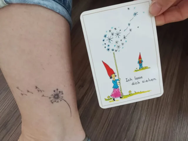Synchronizitaet, ein Begriff, geprägt von Carl Gustav Jung.

Wenn sich Dinge scheinbar "zufällig" wiederholen. Wir an unsere Freundin denken und sie in diesem Moment anruft.
Wenn wir bei Entscheidungsfragen oft bestimmte Lieder hören, Symbole sehen oder bestimmte Düfte wahrnehmen. 

Wenn Begriffe und Erfahrungen sich wiederholen, oder etwas parallel auftaucht, können wir davon ausgehen, dass die geistige Welt die Finger im Spiel hat. 

Oder wir auf jedem Fall auf dem richtigen Weg sind und unsere Intuition uns leitet.

So auch gestern bei meinem Soulwork Termin, bei dem wir ein Thema aufstellten.

Ich nutze während einer Brettaufstellung gerne Aufstellungskarten, die bestimmte Thematiken beschreiben.
Als meine Klientin gestern diese Karte zog, war nicht nur die Botschaft bedeutsam, sondern auch die Zeichnung darauf.

Denn genau vor 4 Wochen erst, liess sich die Dame genau dieses Tattoo stechen.

Berührt und erstaunt über so viele synchrone Bestätigungen, haben wir zudem wertvolle Impulse und Lösungen erarbeiten können.

Heute morgen beschrieb sie mir schon die ersten Fortschritte, die sie gestern Abend zu diesem Thema gemacht hatte. 

Der Himmel fügt 
Ich liebs.
💛💡

#soulwork #bettinatepasse #aufstellung #systemischearbeit #spiritualität